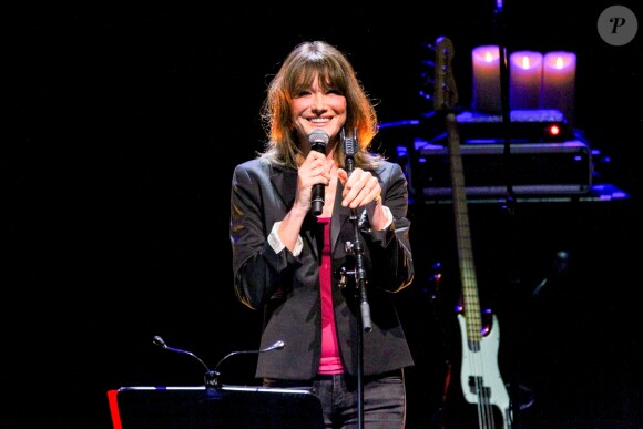 Carla Bruni-Sarkozy sur la scène du théâtre Pallas à Athènes, le 23 octobre 2017.