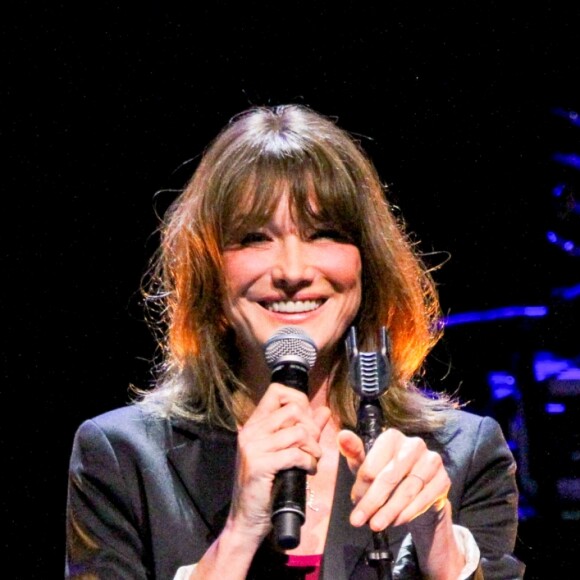 Carla Bruni-Sarkozy sur la scène du théâtre Pallas à Athènes, le 23 octobre 2017.