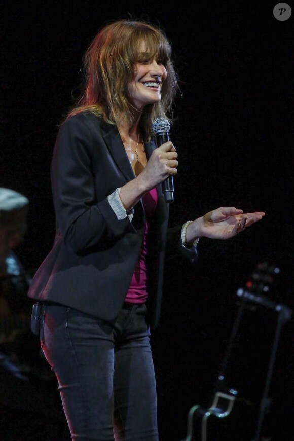 Carla Bruni-Sarkozy sur la scène du théâtre Pallas à Athènes, le 23 octobre 2017.