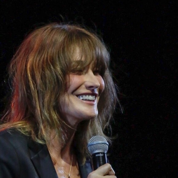 Carla Bruni-Sarkozy sur la scène du théâtre Pallas à Athènes, le 23 octobre 2017.
