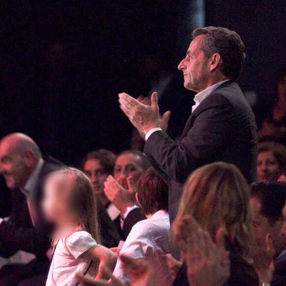 Nicolas Sarkozy debout - Carla Bruni-Sarkozy sur la scène du théâtre Pallas à Athènes, le 23 octobre 2017.
