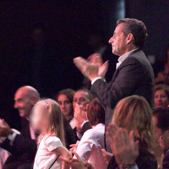 Nicolas Sarkozy debout - Carla Bruni-Sarkozy sur la scène du théâtre Pallas à Athènes, le 23 octobre 2017.