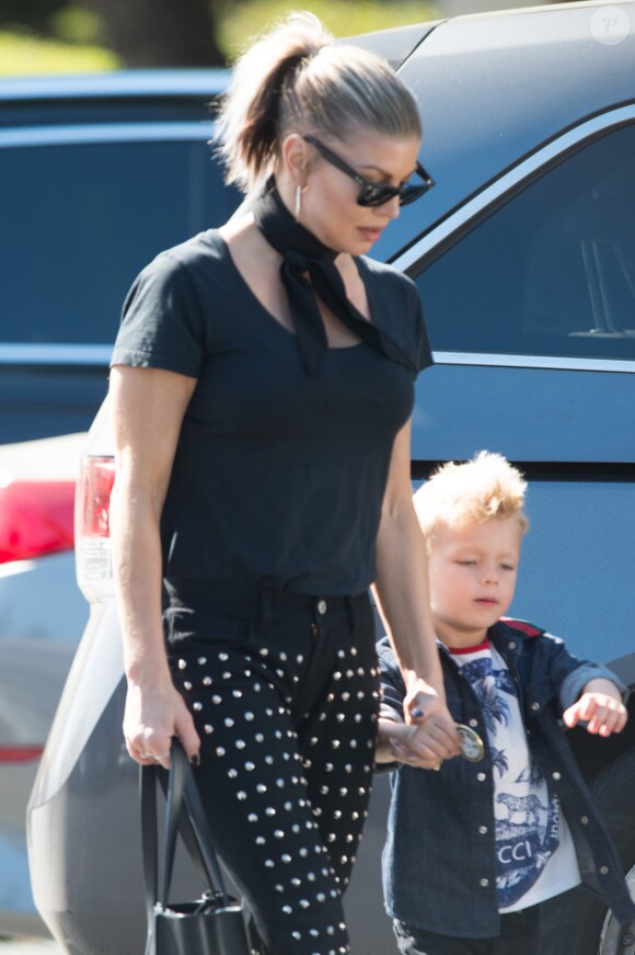 La chanteuse Fergie se promène avec son fils Axl Jack Duhamel dans les rues de Los Angeles. Le 15 octobre 2017