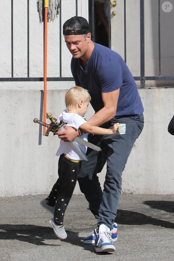 Josh Duhamel est allé prendre le petit-déjeuner avec son fils Axl à Brentwood, le 14 octobre 2017