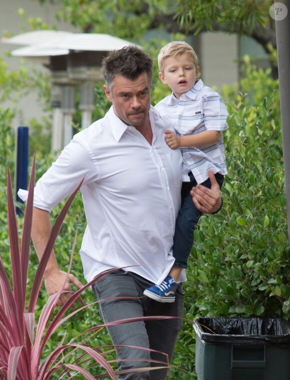 Josh Duhamel a emmené son fils Axl Jack à la messe dominicale à Los Angeles, le 1er octobre 2017.