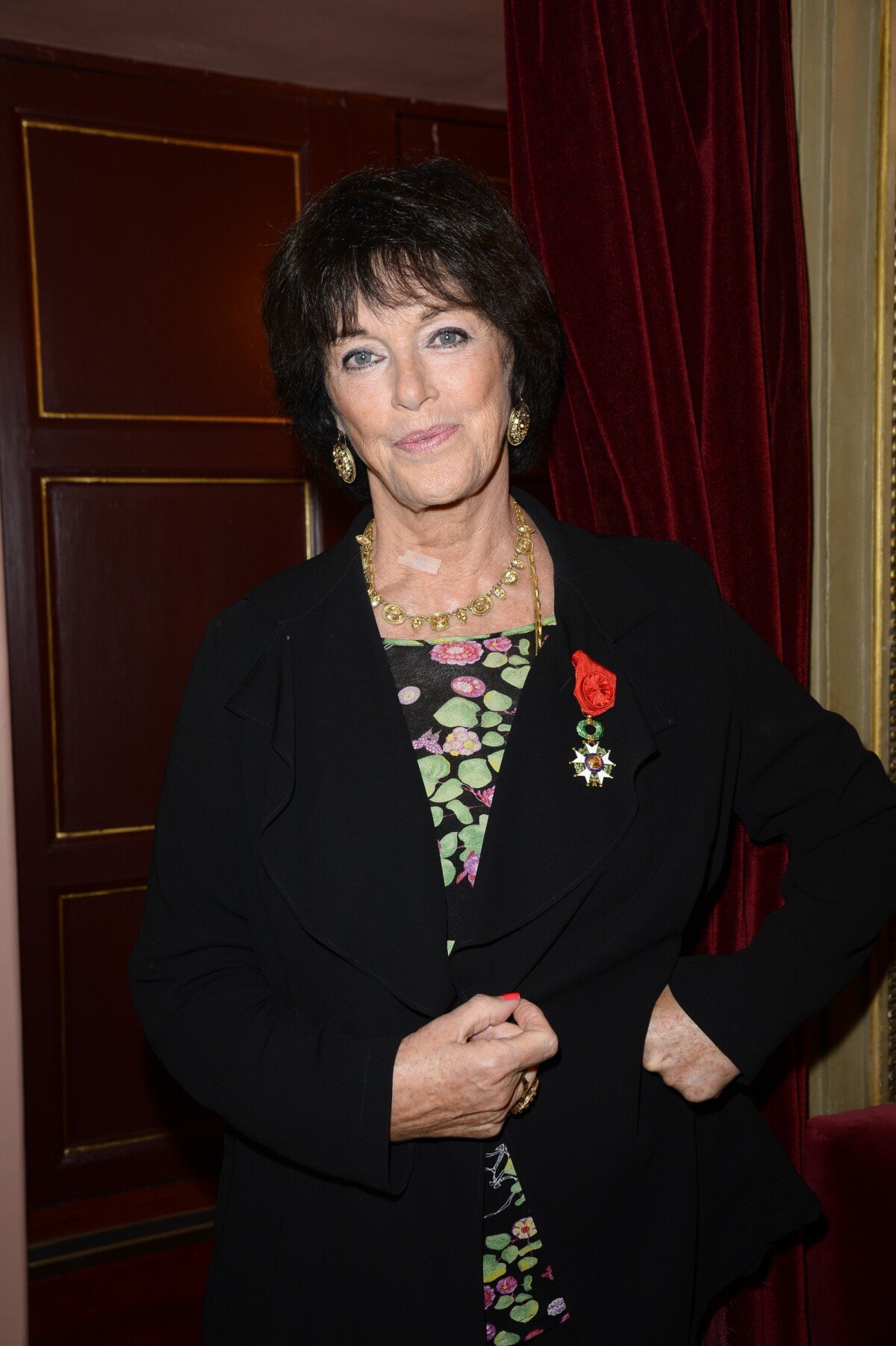 Photo : Anny Duperey - Anny Duperey reçoit la médaille dOfficier de la Légion  dHonneur au théâtre du Palais Royal à Paris. Le 6 octobre 2014. -  Purepeople