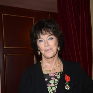 Anny Duperey - Anny Duperey reçoit la médaille d'Officier de la Légion d'Honneur au théâtre du Palais Royal à Paris. Le 6 octobre 2014.