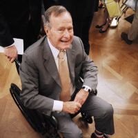 George Bush agresse sexuellement une actrice depuis sa chaise roulante