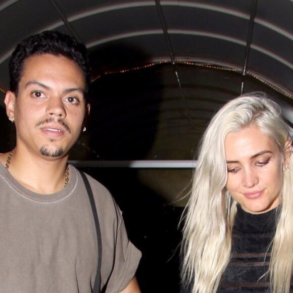 Exclusif - Ashlee Simpson et son mari Evan Ross main dans la main à la sortie de l'hôtel Sunset Marquis à West Hollywood, le 1er octobre 2017