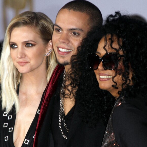 Diana Ross, son fils Evan Ross et sa femme Ashlee Simpson - Avant-première du film "The Hunger Games - Mockingjay : Part 1" (Hunger Games : La Révolte, partie 1) au Nokia Theatre à Los Angeles, le 17 novembre 2014. 