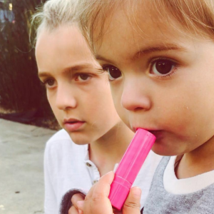 Les enfants d'Ashlee Simpson : à gauche Bronx Mowgli (8 ans, dont le père est Pete Wentz), à droite Jagger Snow (2 ans, dont le papa est Evan Ross). Septembre 2017.