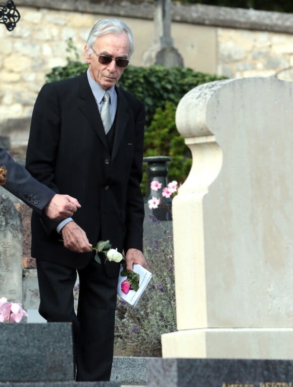 Son compagnon Jacques Jenvrin lors de l'inhumation de Danielle Darrieux au cimetière de Marnes la Coquette le 25 octobre 2017. 25/10/2017 - Marnes-la-Coquette
