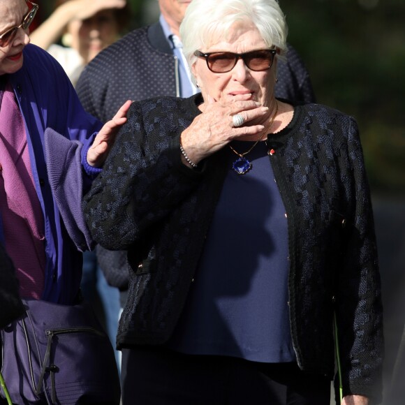 Dominique Lavanant, Line Renaud lors de l'inhumation de Danielle Darrieux au cimetière de Marnes la Coquette le 25 octobre 2017. 25/10/2017 - Marnes-la-Coquette