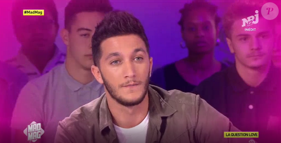 Bastien (Koh-Lanta Cambodge) révèle la vraie raison de sa rupture avec Mathilde, sur le plateau du "Mad Mag" de NRJ12, jeudi 26 octobre 2017.