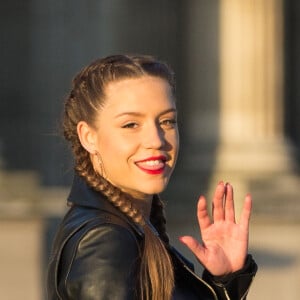 Adèle Exarchopoulos (enceinte) arrivant au cocktail du dîner de présentation de la nouvelle collection Louis Vuitton "Masters, Les Grands Maîtres" en collaboration avec Jeff Koons au Louvre à Paris, France, le 11 avril 2017.