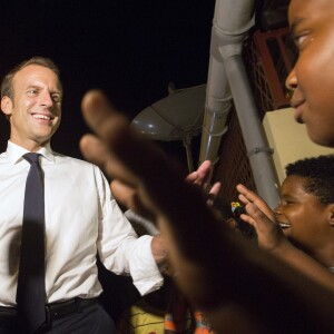 Le Président de la République, Emmanuel Macron rencontre les résidents du quartier de Crique à Cayenne lors de son voyage en Guyane le 27 octobre 2017. © Ronan Lietar / Pool / Bestimage