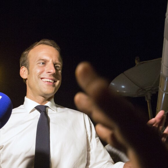 Le Président de la République, Emmanuel Macron rencontre les résidents du quartier de Crique à Cayenne lors de son voyage en Guyane le 27 octobre 2017. © Ronan Lietar / Pool / Bestimage