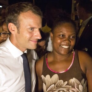 Le Président de la République, Emmanuel Macron rencontre les résidents du quartier de Crique à Cayenne lors de son voyage en Guyane le 27 octobre 2017. © Ronan Lietar / Pool / Bestimage