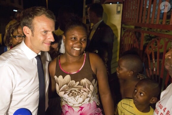 Le Président de la République, Emmanuel Macron rencontre les résidents du quartier de Crique à Cayenne lors de son voyage en Guyane le 27 octobre 2017. © Ronan Lietar / Pool / Bestimage