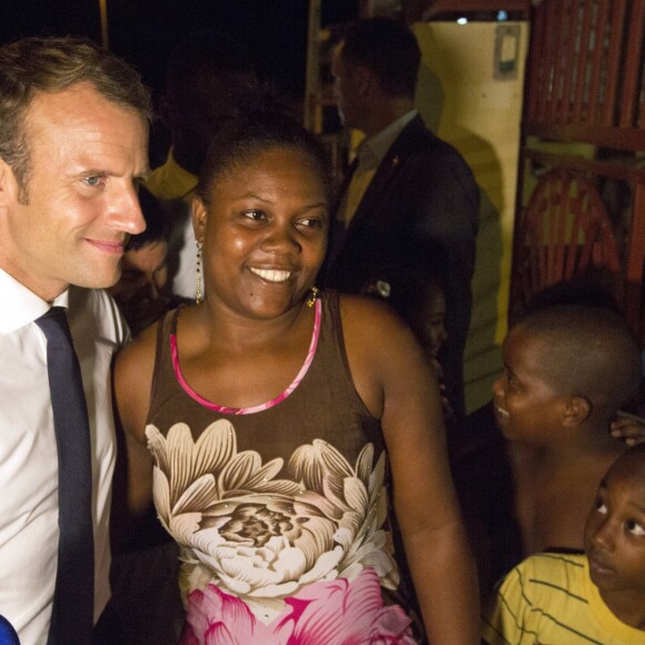 Le Président de la République, Emmanuel Macron rencontre les résidents du quartier de Crique à Cayenne lors de son voyage en Guyane le 27 octobre 2017. © Ronan Lietar / Pool / Bestimage