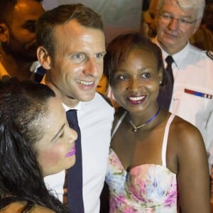 Le Président de la République, Emmanuel Macron rencontre les résidents du quartier de Crique à Cayenne lors de son voyage en Guyane le 27 octobre 2017. © Ronan Lietar / Pool / Bestimage