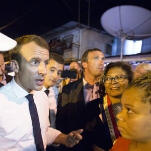 Le Président de la République, Emmanuel Macron rencontre les résidents du quartier de Crique à Cayenne lors de son voyage en Guyane le 27 octobre 2017. © Ronan Lietar / Pool / Bestimage