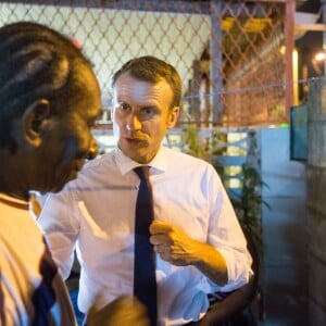 Le Président de la République, Emmanuel Macron rencontre les résidents du quartier de Crique à Cayenne lors de son voyage en Guyane le 27 octobre 2017. © Ronan Lietar / Pool / Bestimage