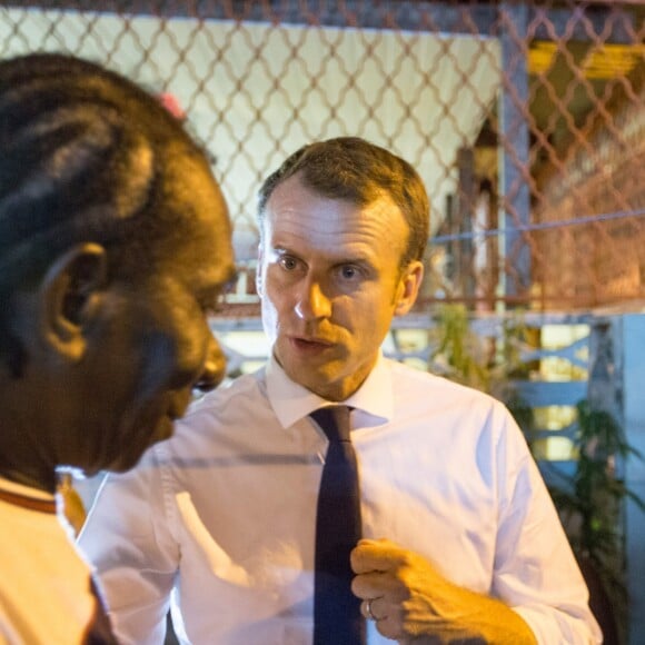 Le Président de la République, Emmanuel Macron rencontre les résidents du quartier de Crique à Cayenne lors de son voyage en Guyane le 27 octobre 2017. © Ronan Lietar / Pool / Bestimage