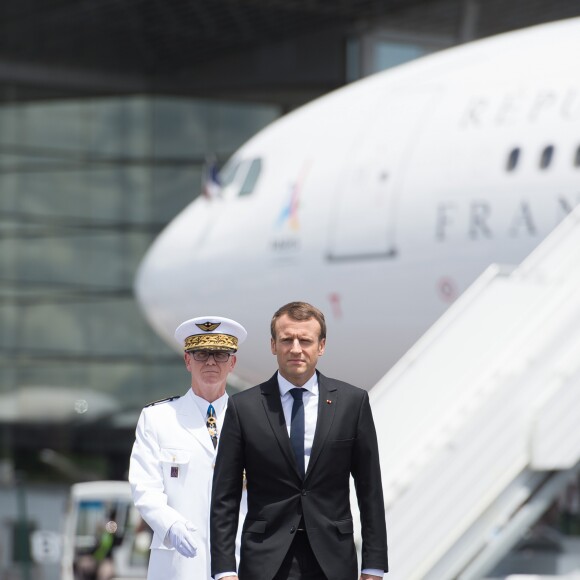 Le président de la République française, Emmanuel Macron arrive à l'aéroport international Félix-Éboué pour une visite de 48h dans le département, à Cayenne, Guyane française, le 26 octobre 2017. © Eliot Blondet/Pool/BestImage