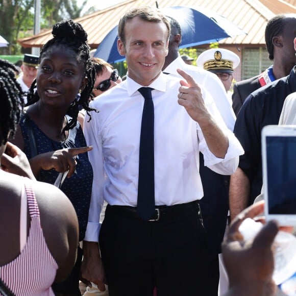 Le président de la République française visite Maripasoula lors de sa visite de 48h dans le département, en Guyane française, le 26 octobre 2017. © Stéphane Lemouton/BestImage