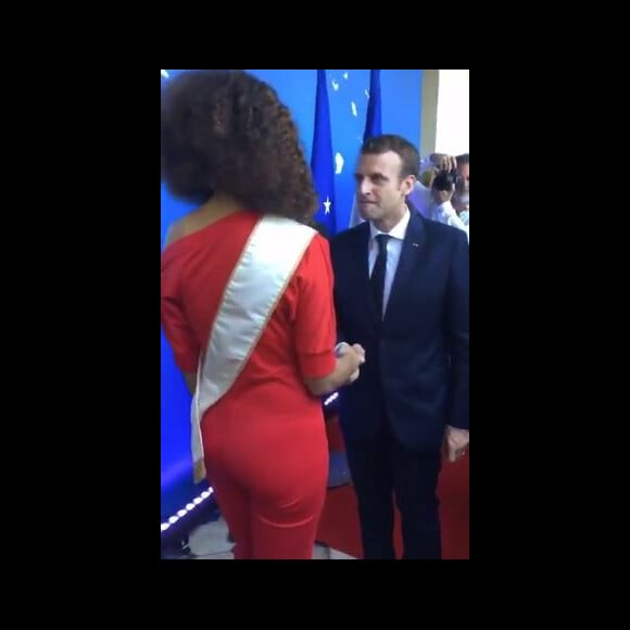 Emmanuel Macron a rencontré Alicia Aylies, Miss France 2017 et Miss Guyane 2016 à Cayenne le 28 octobre 2017.