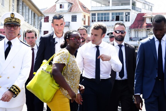 Déambulation du Président de la République, Emmanuel Macron accompagné de Sibeth Ndiaye dans les rues de Cayenne, Guyane Francaise. Le 28 octobre 2017. © Stéphane Lemouton / BestImage