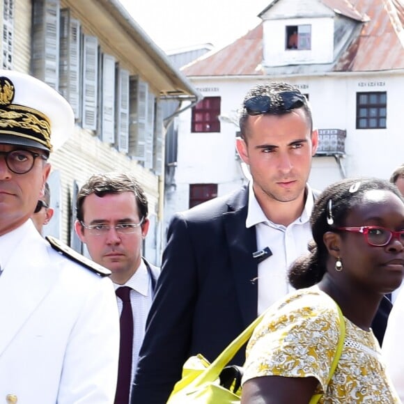 Déambulation du Président de la République, Emmanuel Macron accompagné de Sibeth Ndiaye dans les rues de Cayenne, Guyane Francaise. Le 28 octobre 2017. © Stéphane Lemouton / BestImage