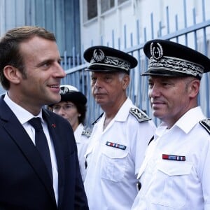 Le Président de la République, Emmanuel Macron visite le commissariat de police de Cayenne, Guyane Francaise. Le 28 octobre 2017. © Stéphane Lemouton / BestImage