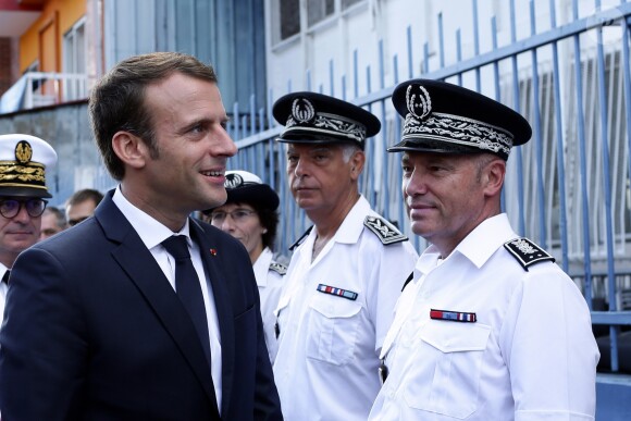 Le Président de la République, Emmanuel Macron visite le commissariat de police de Cayenne, Guyane Francaise. Le 28 octobre 2017. © Stéphane Lemouton / BestImage