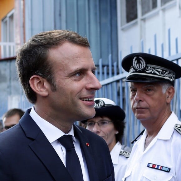 Le Président de la République, Emmanuel Macron visite le commissariat de police de Cayenne, Guyane Francaise. Le 28 octobre 2017. © Stéphane Lemouton / BestImage