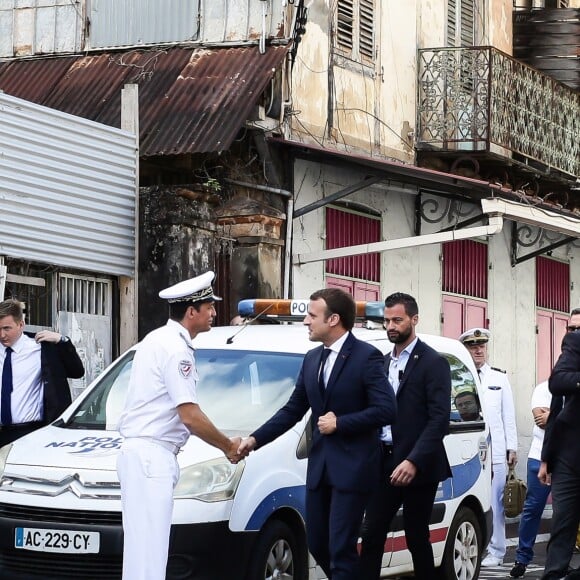 Le Président de la République, Emmanuel Macron visite le commissariat de police de Cayenne, Guyane Francaise. Le 28 octobre 2017. © Stéphane Lemouton / BestImage