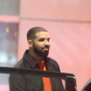 Exclusif - Le rappeur Drake quitte son Hôtel à Toronto après avoir assisté au match de basket des Toronto Raptors le 21 octobre 2017.