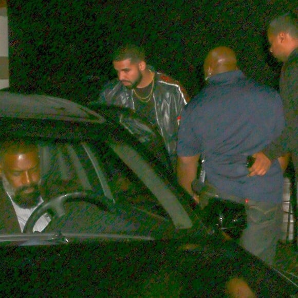 Drake - Le rappeur qui a fêté ses 31 ans le 24 octobre prolonge les festivités dans la boîte de nuit Poppy à Los Angeles. Drake est escorté en voiture par ses gardes du corps. Quelques rumeurs le disent en mauvais terme avec le chanteur The Weeknd. Drake sortirait secrètement avec le mannequin Bella Hadid, ex copine de The Weeknd, le 26 octobre 2017.