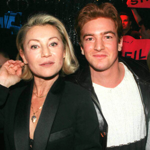 Sheila avec son fils Ludovic Chancel et son amie Rosa Paris au Queen, Paris, le 12 janvier 1998.