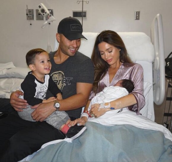 Sarah Stage pose en famille à l'hôpital après son accouchement. Instagram, octobre 2017.