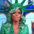 Wendy Williams s'effondre en direct lors du "Wendy Williams Show" sur la FOX, le 31 octobre 2017.