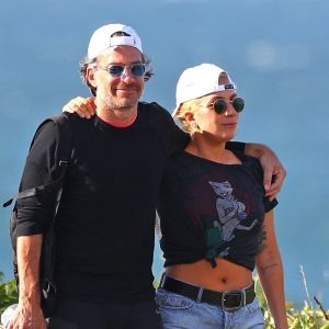 Exclusif - Lady Gaga et son compagnon Christian Carino se promènent le long de la plage dans les Hamptons à New York le 20 juin 2017.