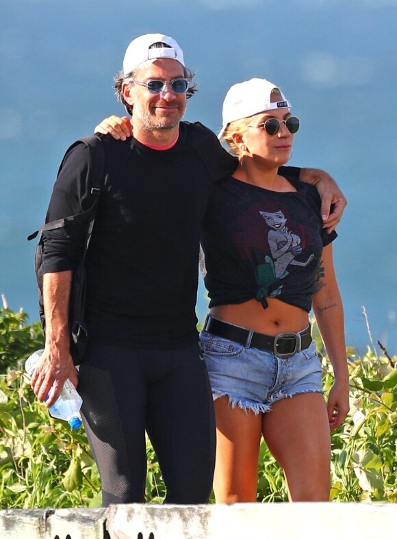 Exclusif - Lady Gaga et son compagnon Christian Carino se promènent le long de la plage dans les Hamptons à New York le 20 juin 2017.