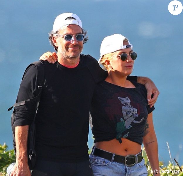 Exclusif - Lady Gaga et son compagnon Christian Carino se promènent le long de la plage dans les Hamptons à New York le 20 juin 2017.