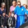 Céline Dion et ses enfants Eddy et Nelson sortent de l'hôtel Royal Monceau pour aller à la boutique Stanlowa à Paris le 27 juin 2017.
