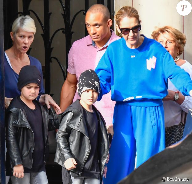 Céline Dion et ses enfants Eddy et Nelson sortent de l'hôtel Royal Monceau pour aller à la boutique Stanlowa à Paris le 27 juin 2017.