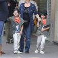 Exclusif - Nelson et Eddy Angélil, les jumeaux de Céline Dion se promènent avec leurs deux nounous, leurs deux gardes du corps et leur chauffeur à Paris le 29 juin 2016.