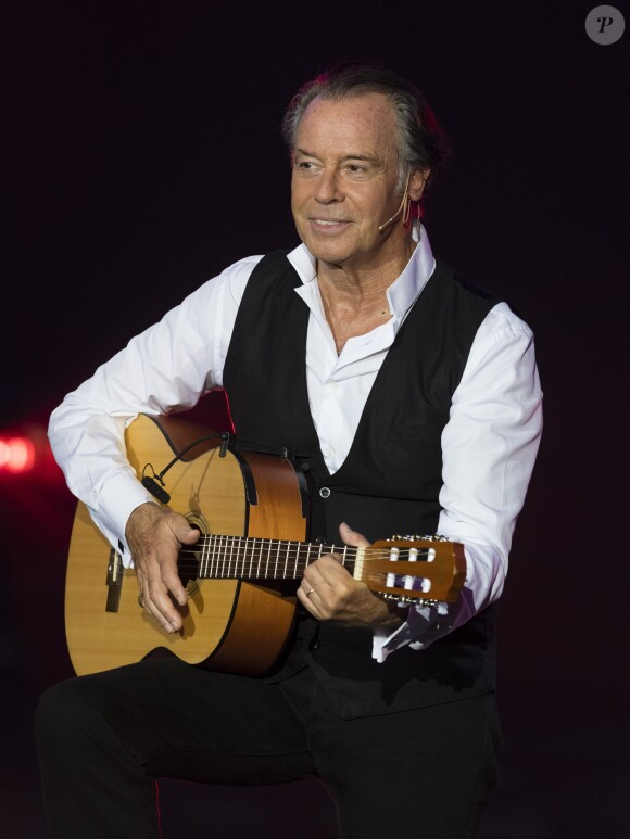 Exclusif - Michel Leeb - Michel Leeb fête ses 40 ans de carrière sur la scène du théâtre André Malraux à Rueil-Malmaison le 24 octobre 2017. L'enregistrement de ce prime sera diffusé le 4 novembre sur C8. © Pierre Perusseau/Bestimage