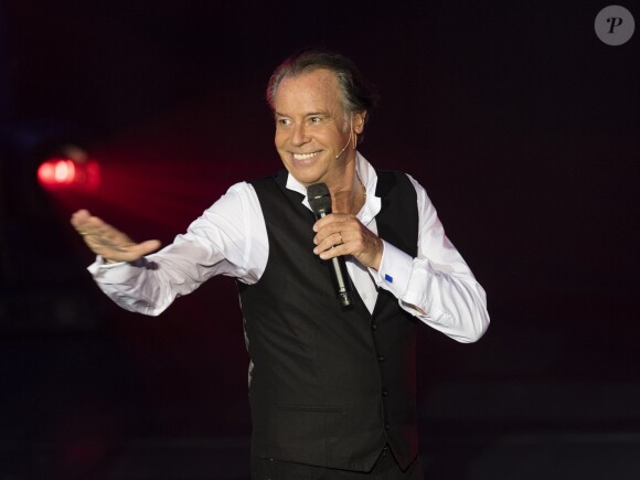 Exclusif - Michel Leeb - Michel Leeb fête ses 40 ans de carrière sur la scène du théâtre André Malraux à Rueil-Malmaison le 24 octobre 2017. L'enregistrement de ce prime sera diffusé le 4 novembre sur C8. © Pierre Perusseau/Bestimage